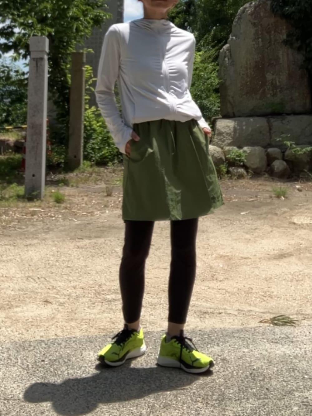 グリーン系のスカート、グリーン系のスニーカーを着用したレディースの夏コーディネートの4枚目の写真