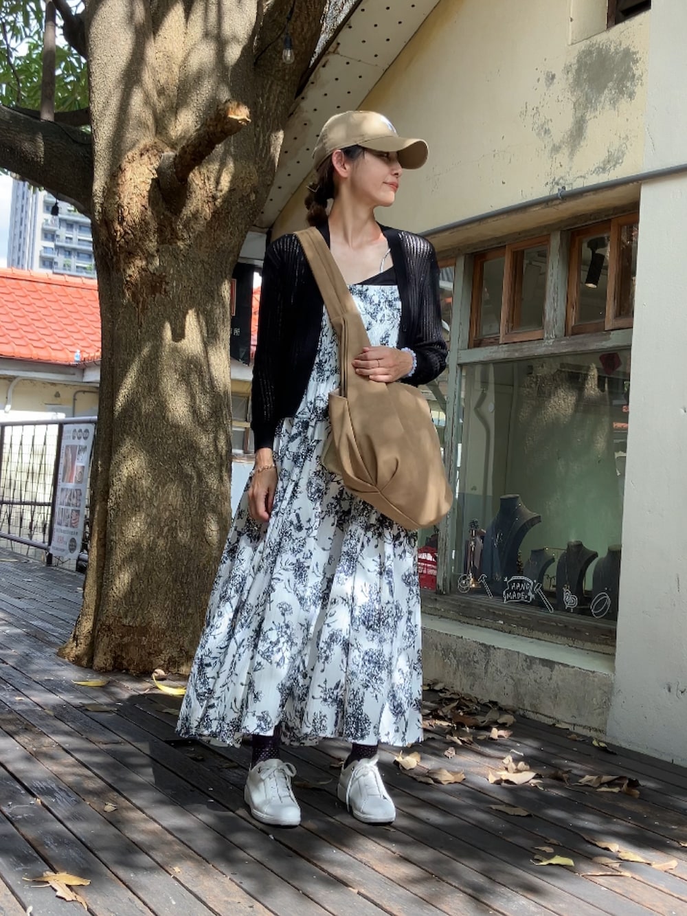 ベージュ系のショルダーバッグ、ホワイト系のワンピース/ドレス、ベージュ系のキャップを着用したレディースの夏コーディネートの3枚目の写真