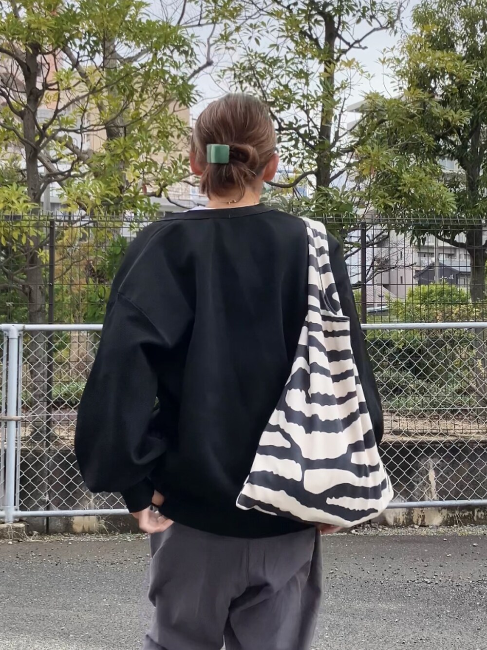 グレー系のパンツ、ホワイト系のTシャツ/カットソー、ブルー系のソックス/靴下を着用したレディースの冬コーディネートの4枚目の写真