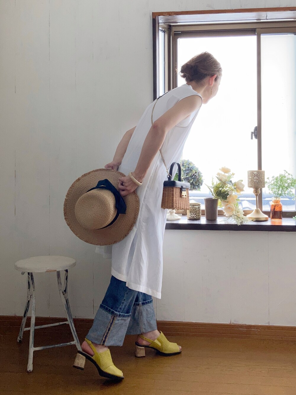 ホワイト系のシャツ/ブラウス、ブルー系のデニムパンツ、イエロー系のサンダルを着用したレディースの夏コーディネートの2枚目の写真