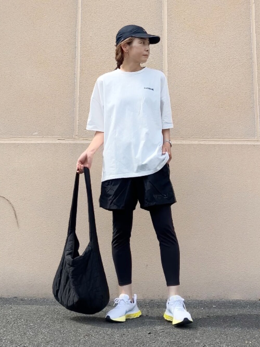 ホワイト系のTシャツ/カットソー、ブラック系のその他パンツ、ホワイト系のスニーカーを着用したレディースの春コーディネートの3枚目の写真