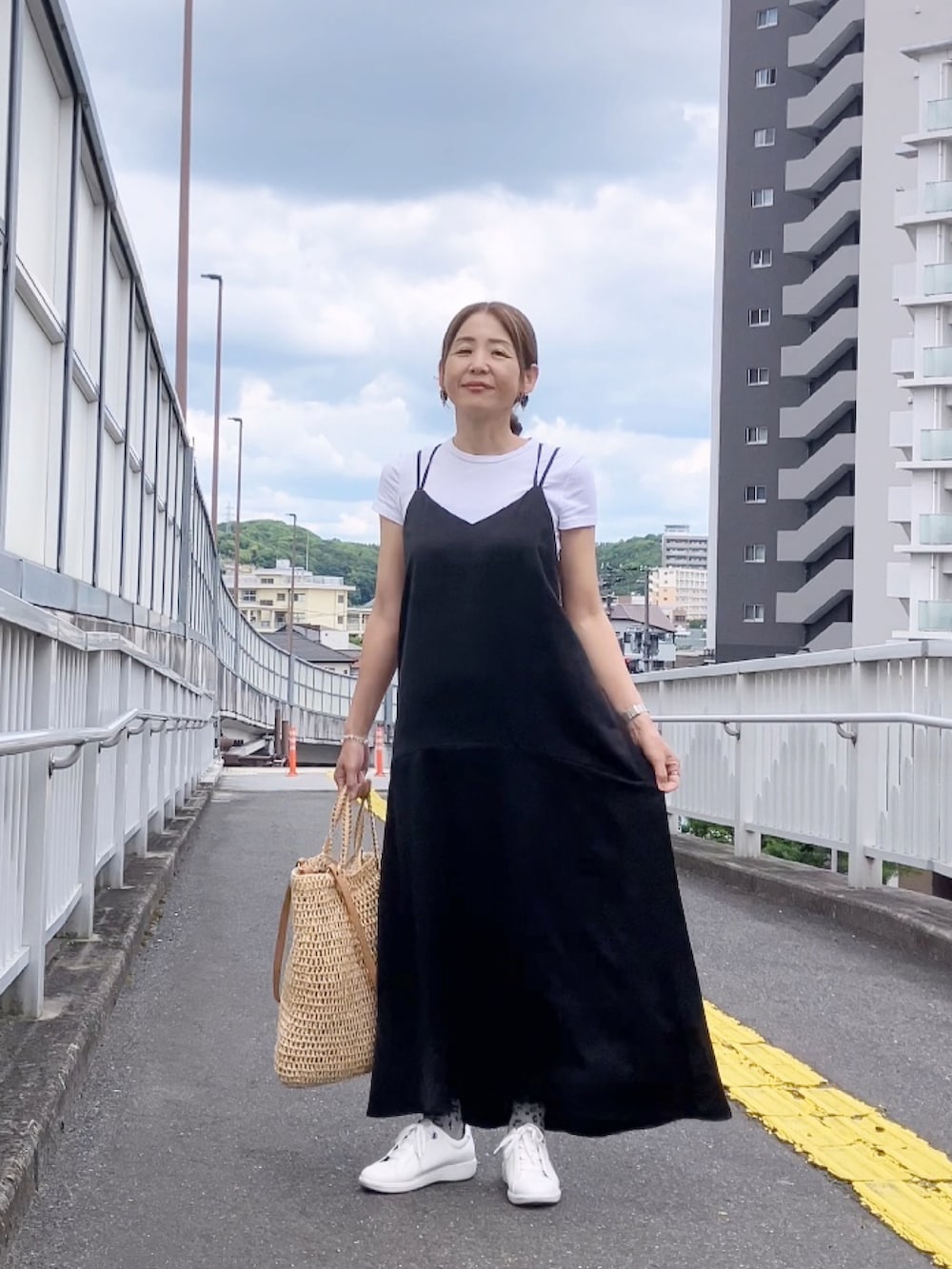 「キャミワンピ、ウルア、uleula、40代ファッション、50代ファッション、アラフィフ、ZARA、モノトーン」｜「ULEULAのヴィンテージサテンバックシャンキャミワンピース（ワンピース、ブラック系）」を使った、まゆみんさん（レディース・160cm）の夏コーディネートの4枚目の写真