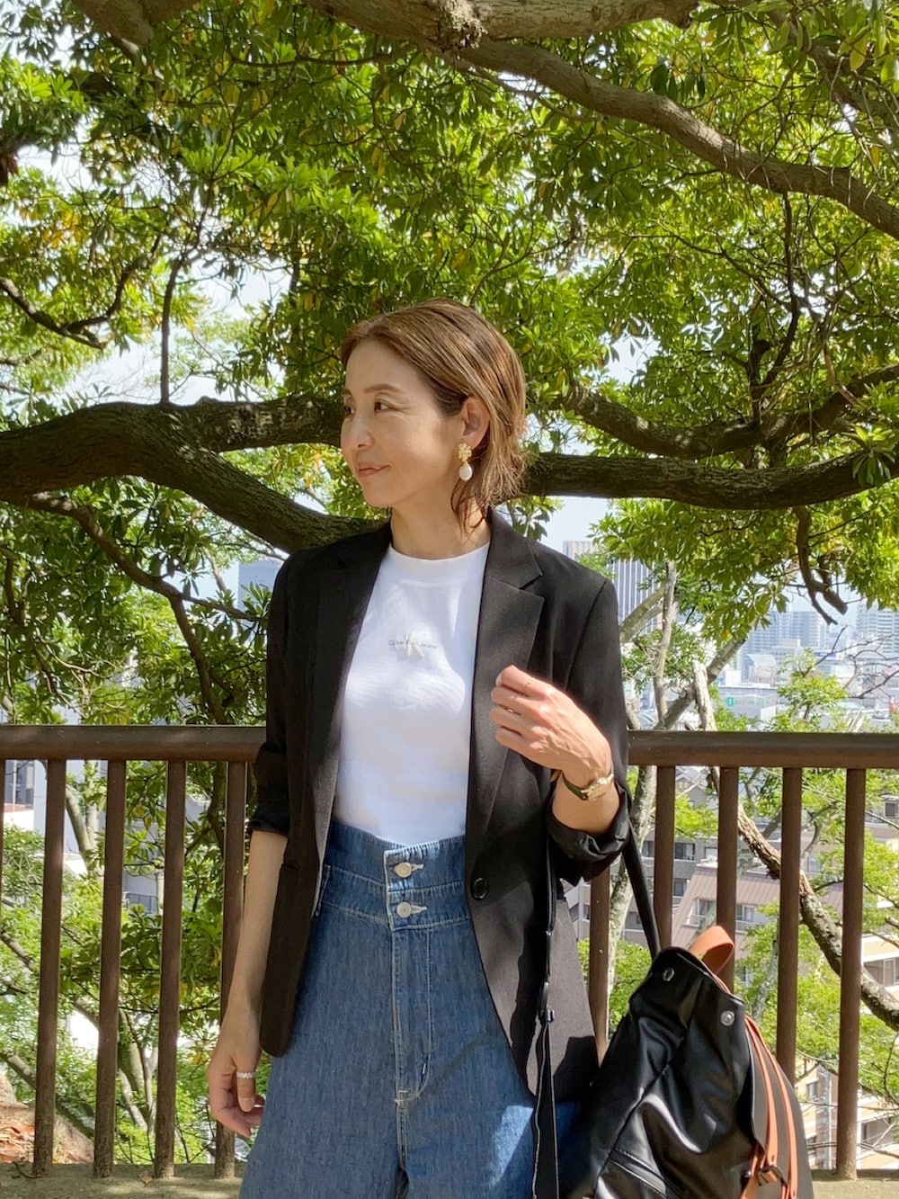 ホワイト系のTシャツ/カットソー、ブルー系のサロペット/オーバーオール、ブラウン系のバックパック/リュックを着用したレディースの春コーディネートの5枚目の写真