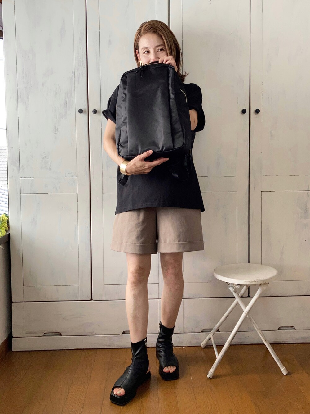 「真夏のアクティブスタイル、大人カジュアル、Tシャツ、ニコちゃん、ハーフパンツ、apretro、リュック、バックパック、MioFIRANO、GU」｜「ap retroのニコちゃんパールTEE（Tシャツ/カットソー、ブラック系）」を使った、まゆみんさん（レディース・160cm）の夏コーディネートの2枚目の写真