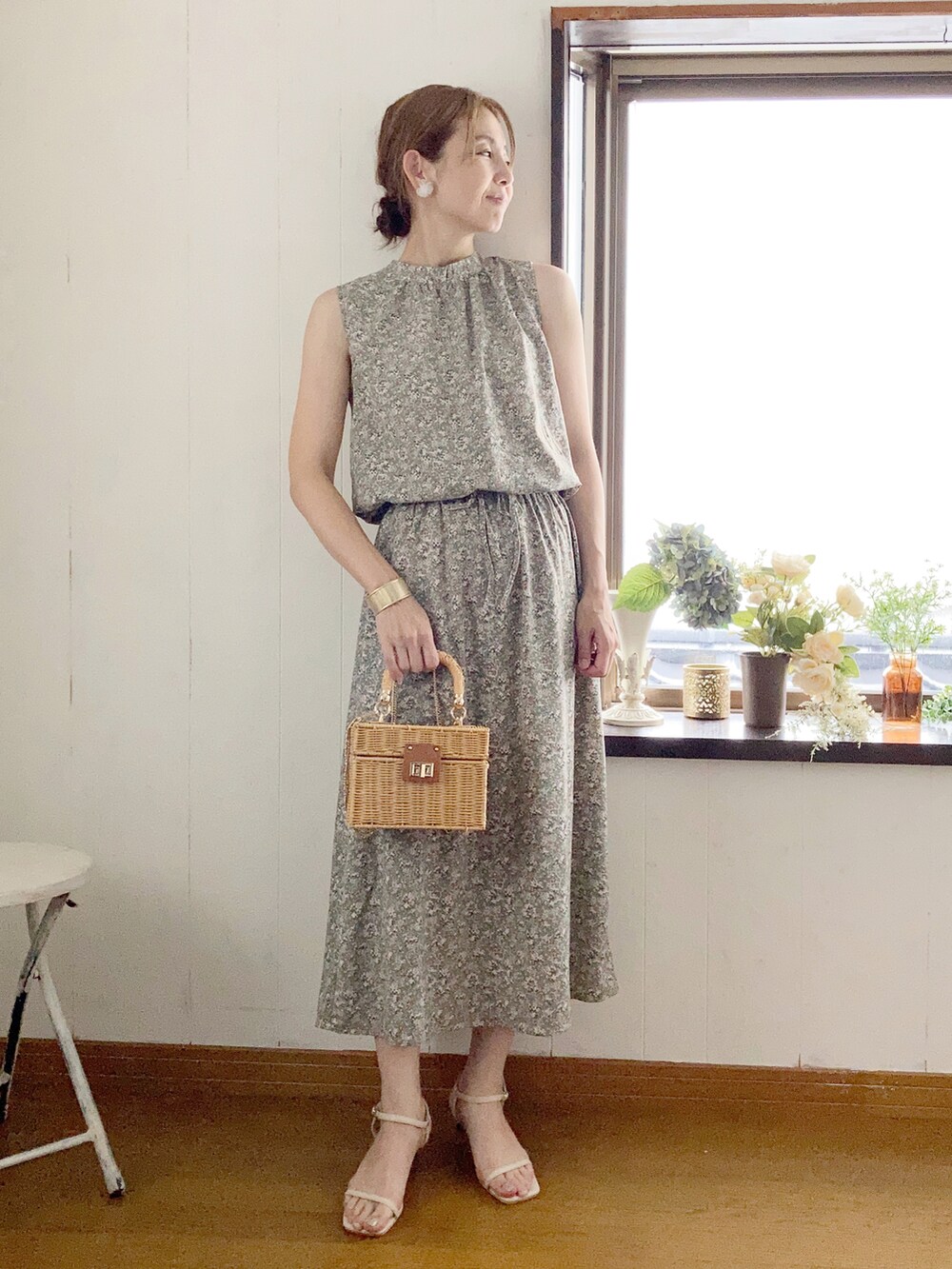 グリーン系のワンピース、ベージュ系のかごバッグ、ベージュ系のサンダルを着用したレディースの夏コーディネートの2枚目の写真