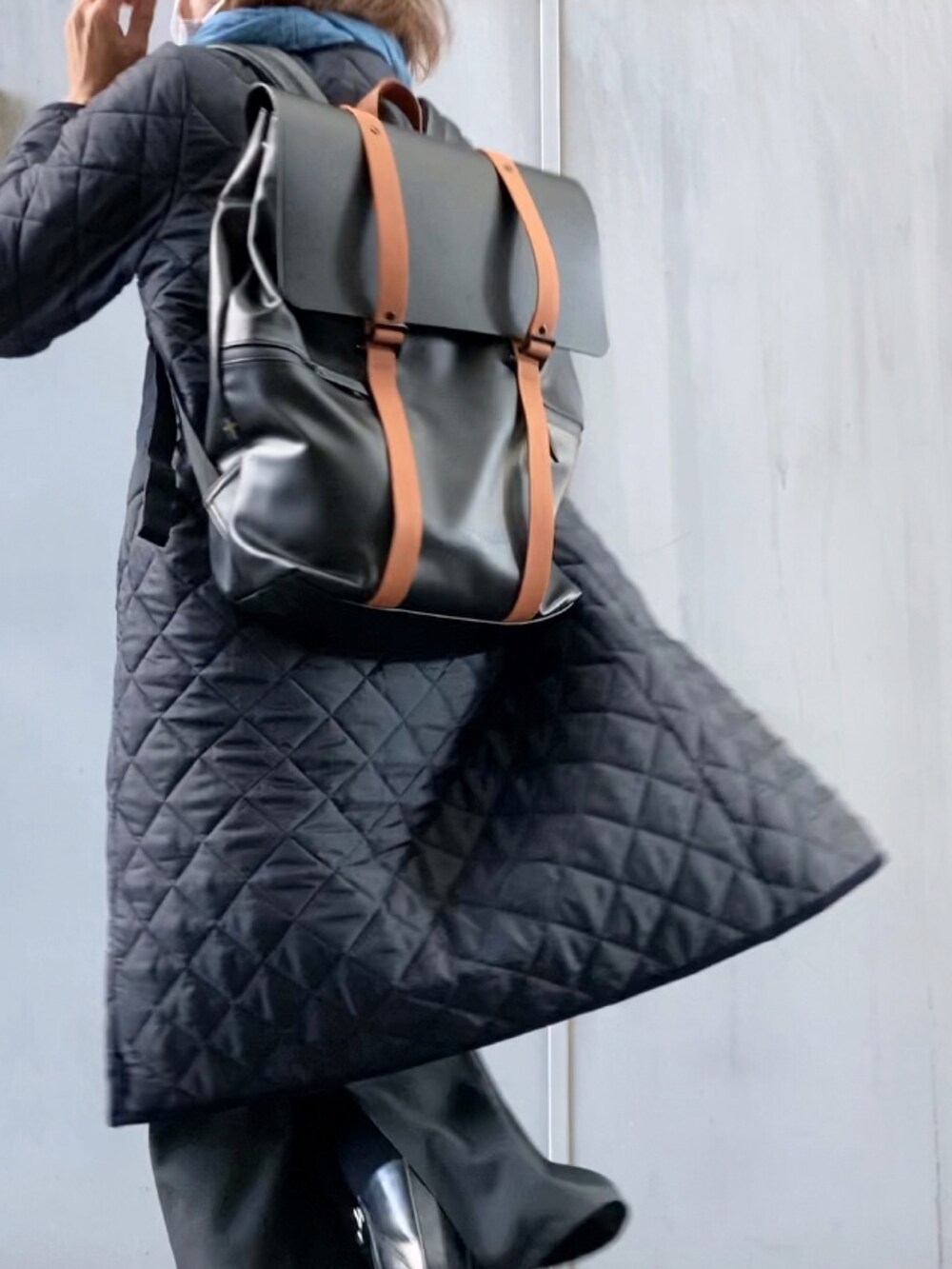 ブルー系のノーカラーコート、グレー系のワンピース、ブラック系のワンピース/ドレスを着用したレディースの秋コーディネートの2枚目の写真