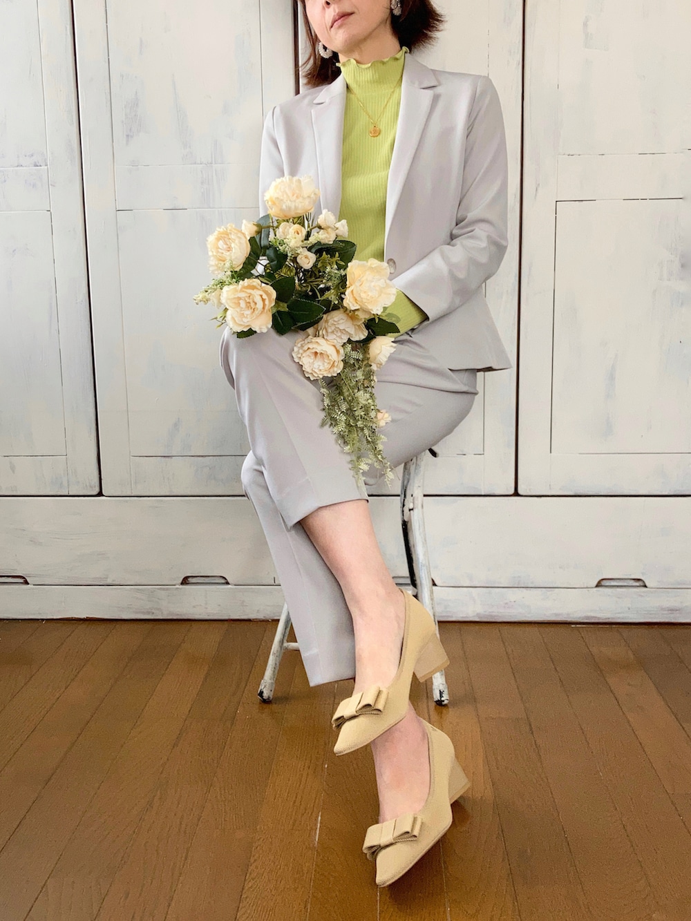 ベージュ系のテーラードジャケット、ベージュ系のその他パンツ、ベージュ系のパンプスを着用したレディースの冬コーディネートの2枚目の写真