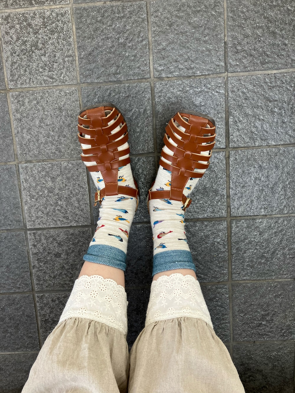 ブルー系のシャツワンピース、ベージュ系のパンツ、ホワイト系のTシャツ/カットソーを着用したレディースの春コーディネートの3枚目の写真