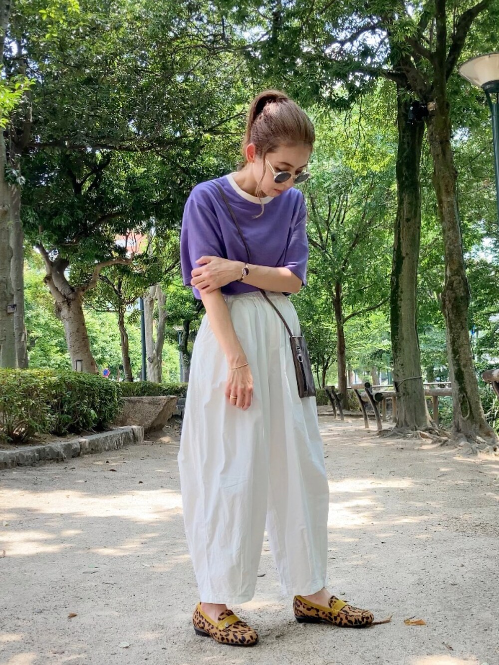 パープル系のTシャツ/カットソー、ホワイト系のチノパンツ、グリーン系のショルダーバッグを着用したレディースの夏コーディネートの4枚目の写真