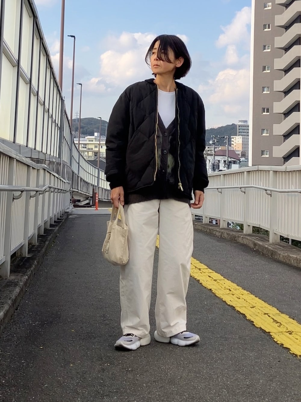 ブラック系のダウンジャケット/コートを着用したレディースの冬コーディネートの3枚目の写真