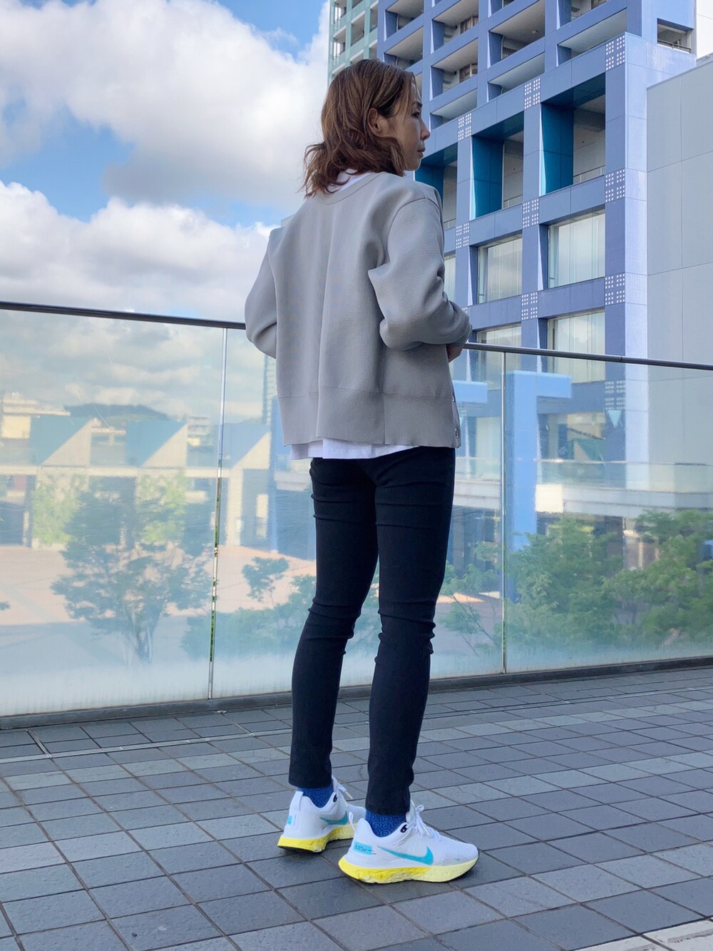 ホワイト系のTシャツ/カットソー、グレー系のカーディガン/ボレロ、ブラック系のパンツを着用したレディースの春コーディネートの2枚目の写真