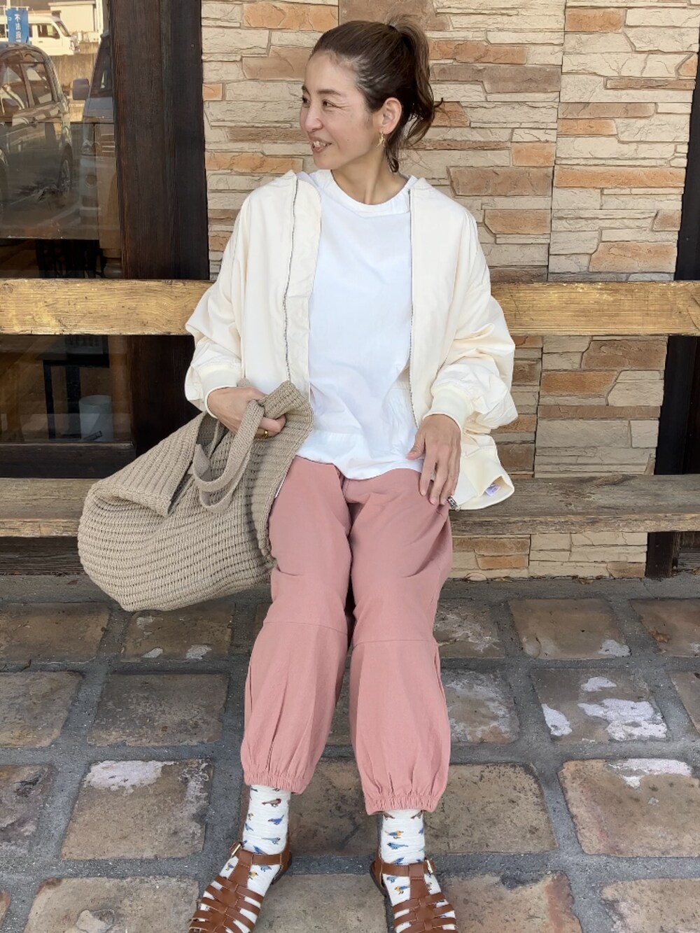 「ピンク、ピンクコーデ、カラーパンツ、バルーンパンツ、かぼちゃパンツ、clothesshopedo、edo、40代ファッション、ナチュラル、ナチュラルスタイル」｜「Clothes shop édoのコットンリネンリラックスパンツ（パンツ、ピンク系）」を使った、まゆみんさん（レディース・160cm）の春コーディネートの4枚目の写真