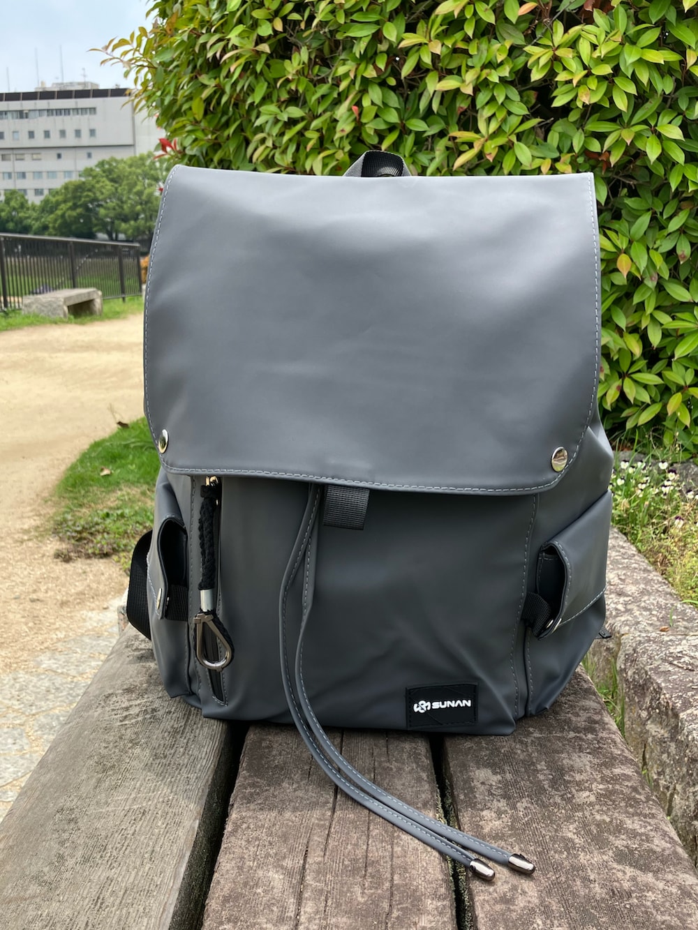 ホワイト系のTシャツ/カットソー、ブラック系のその他パンツ、ホワイト系のスニーカーを着用したレディースの夏コーディネートの3枚目の写真