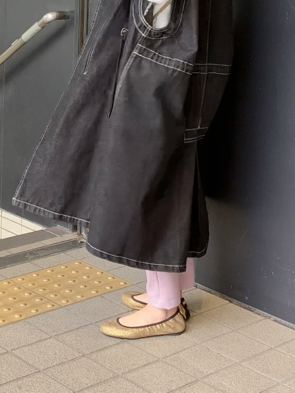 「旅行コーデ、パンプス、ゴールド、ButterflyTwists、ピンクパンツ、ARIKI、ラクチンコーデ、キャップ、NEW ERA、スウェット、apretro、40代ファッション」｜「BUTTERFLY TWISTSのSOPHIA NP_BLK/GLD（シューズ、ゴールド系）」を使った、まゆみんさん（レディース・160cm）の春コーディネートの4枚目の写真