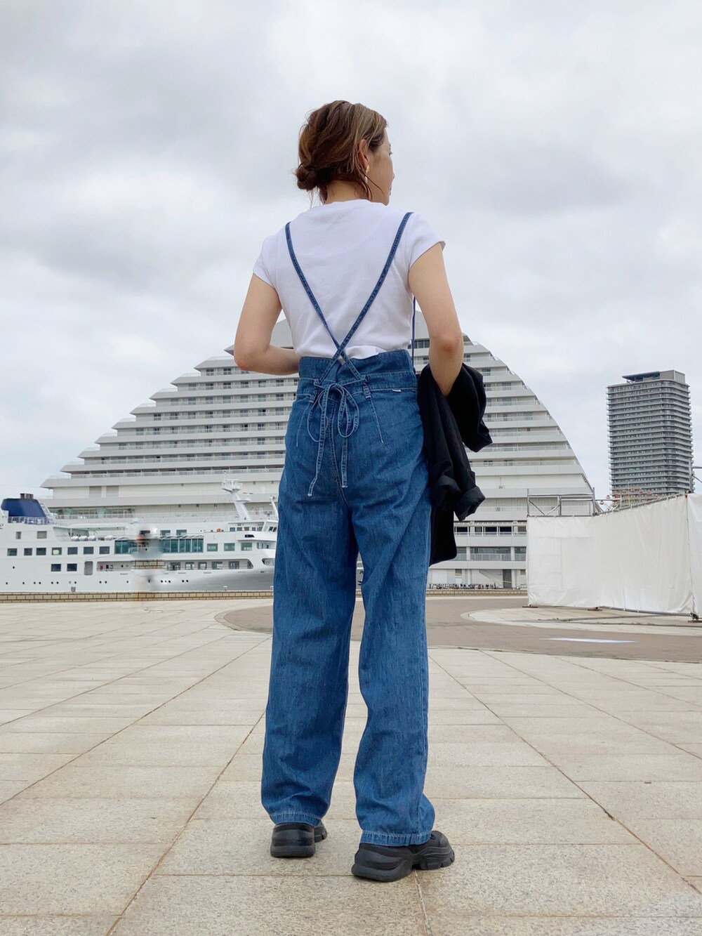 ホワイト系のTシャツ/カットソー、ブルー系のサロペット/オーバーオール、ブラウン系のバックパック/リュックを着用したレディースの春コーディネートの4枚目の写真