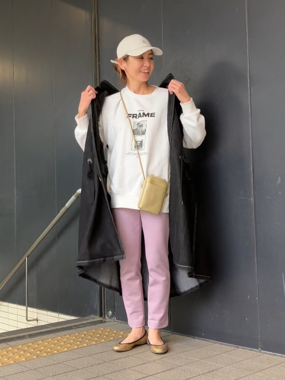 「旅行コーデ、パンプス、ゴールド、ButterflyTwists、ピンクパンツ、ARIKI、ラクチンコーデ、キャップ、NEW ERA、スウェット、apretro、40代ファッション」｜「BUTTERFLY TWISTSのSOPHIA NP_BLK/GLD（シューズ、ゴールド系）」を使った、まゆみんさん（レディース・160cm）の春コーディネートの3枚目の写真