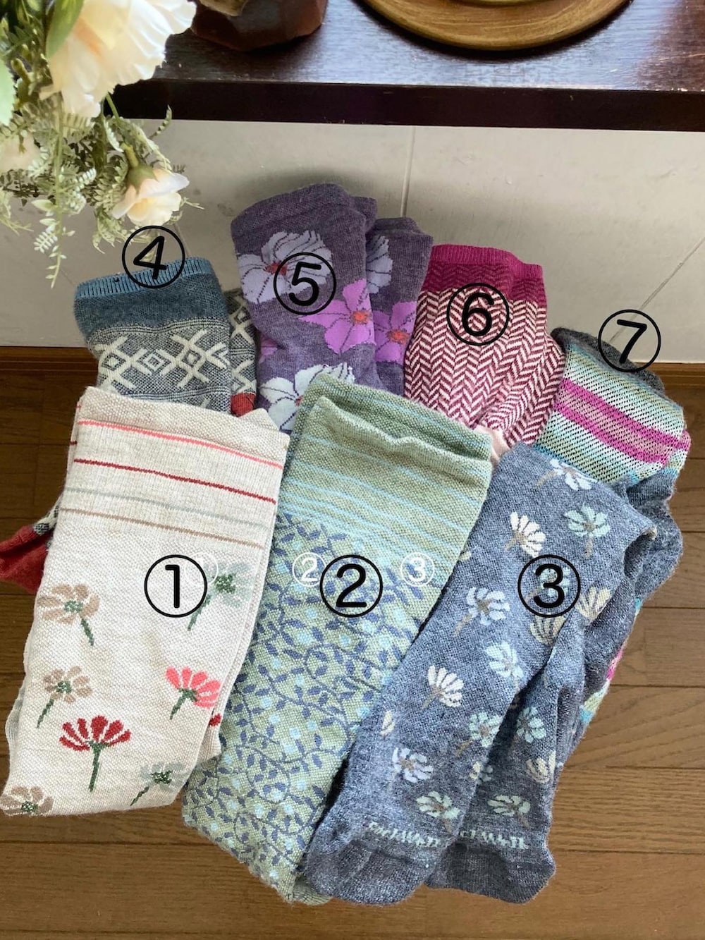 ブラック系のその他シューズ、ブラック系のニット/セーター、グレー系のその他パンツを着用したレディースの秋コーディネートの4枚目の写真