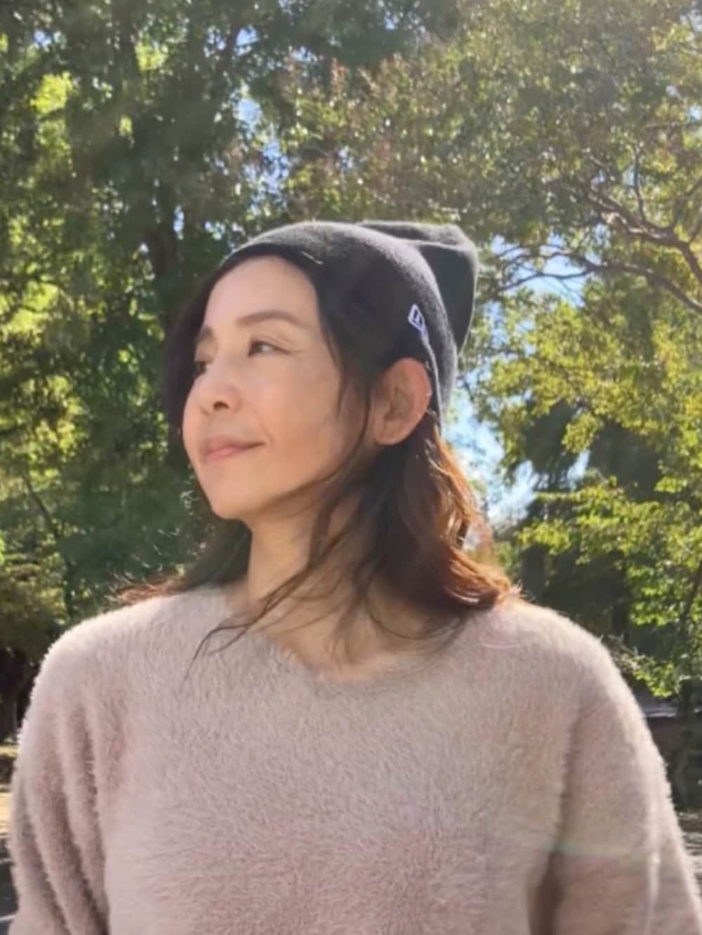 ブラック系のニットキャップ/ビーニーを着用したレディースの秋コーディネートの2枚目の写真