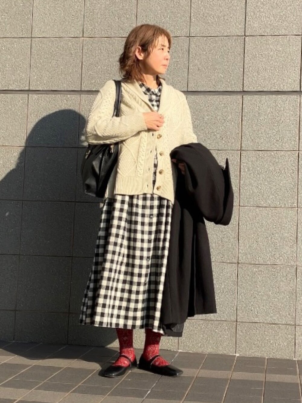 「オトナ女子、大人ガーリー、サマンサ モスモス(Samansa Mos2)、SM2、チェック、ロングコート、apretro、赤ソックス、柄ソックス、Sockwell」｜「ap retroのステンカラーコート/スタンドカラーロングコート（ステンカラーコート、ブラック系）」を使った、まゆみんさん（レディース・160cm）の冬コーディネートの2枚目の写真