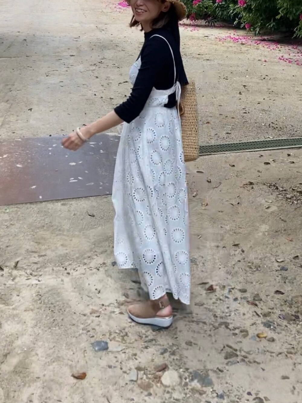 「ごきげんウィーク、お出かけコーデ、厚底サンダル、fitfit、ZARA、ZARAコーデ、キャミワンピ、刺繍、エンブロイダリー、ペーパーハット、かごバッグ」｜「ZARAのアイテム（ワンピース/ドレス、ホワイト系）」を使った、まゆみんさん（レディース・160cm）の春コーディネートの3枚目の写真