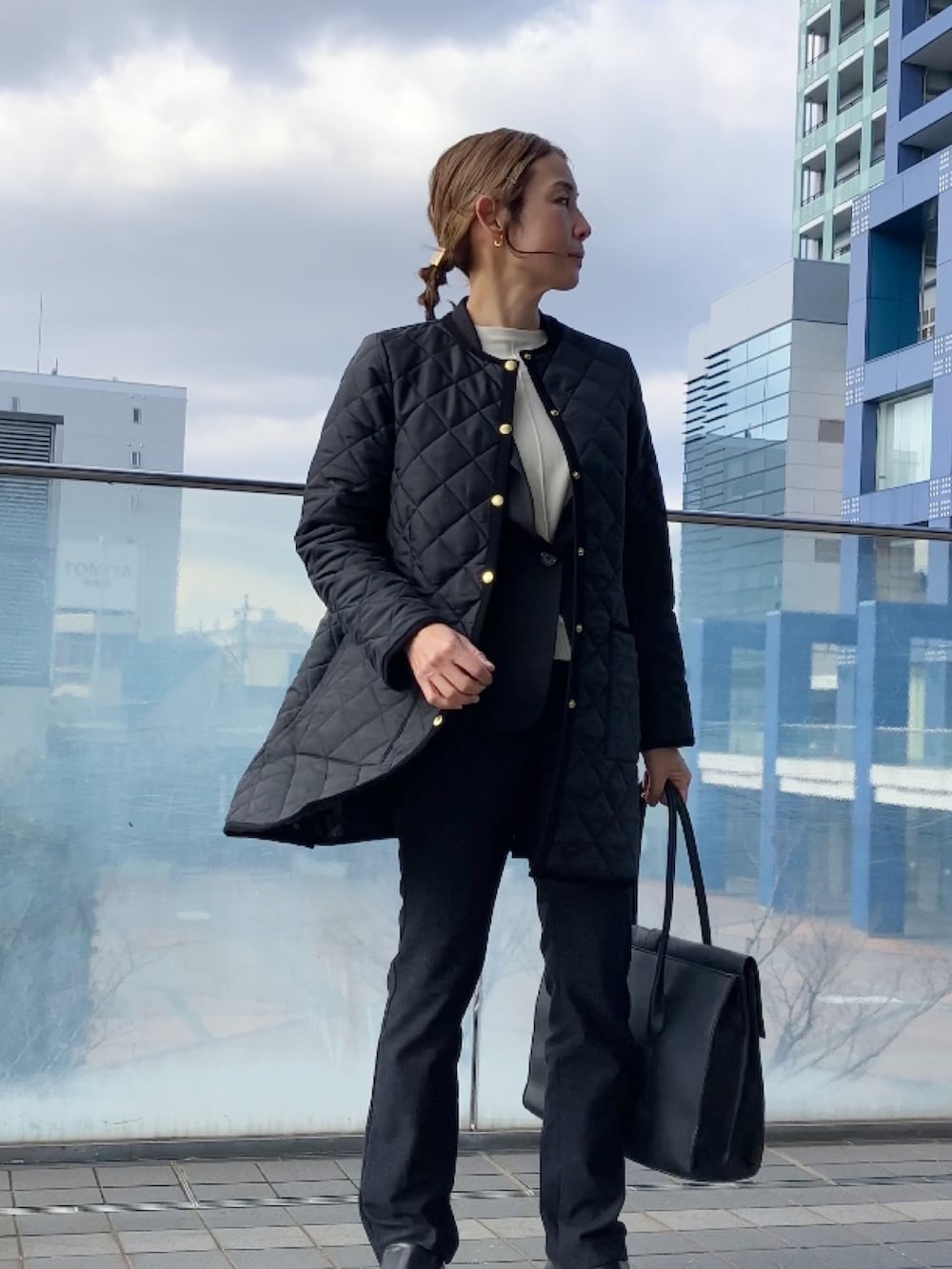 ブラック系のパンツ、ブラック系のその他アウター、ブラック系のスーツセットを着用したレディースの冬コーディネートの3枚目の写真