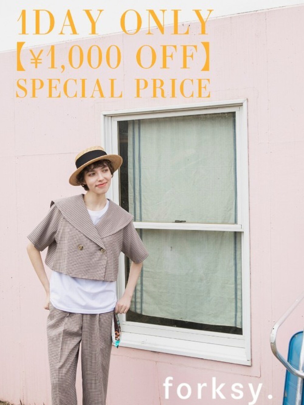 ブラウン系のスーツセット、ブラック系のシャツ/ブラウス、ブラック系のサンダルを着用したレディースの春コーディネートの4枚目の写真