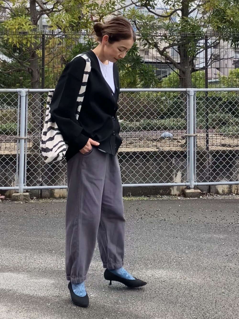 グレー系のパンツ、ホワイト系のTシャツ/カットソー、ブルー系のソックス/靴下を着用したレディースの冬コーディネートの5枚目の写真