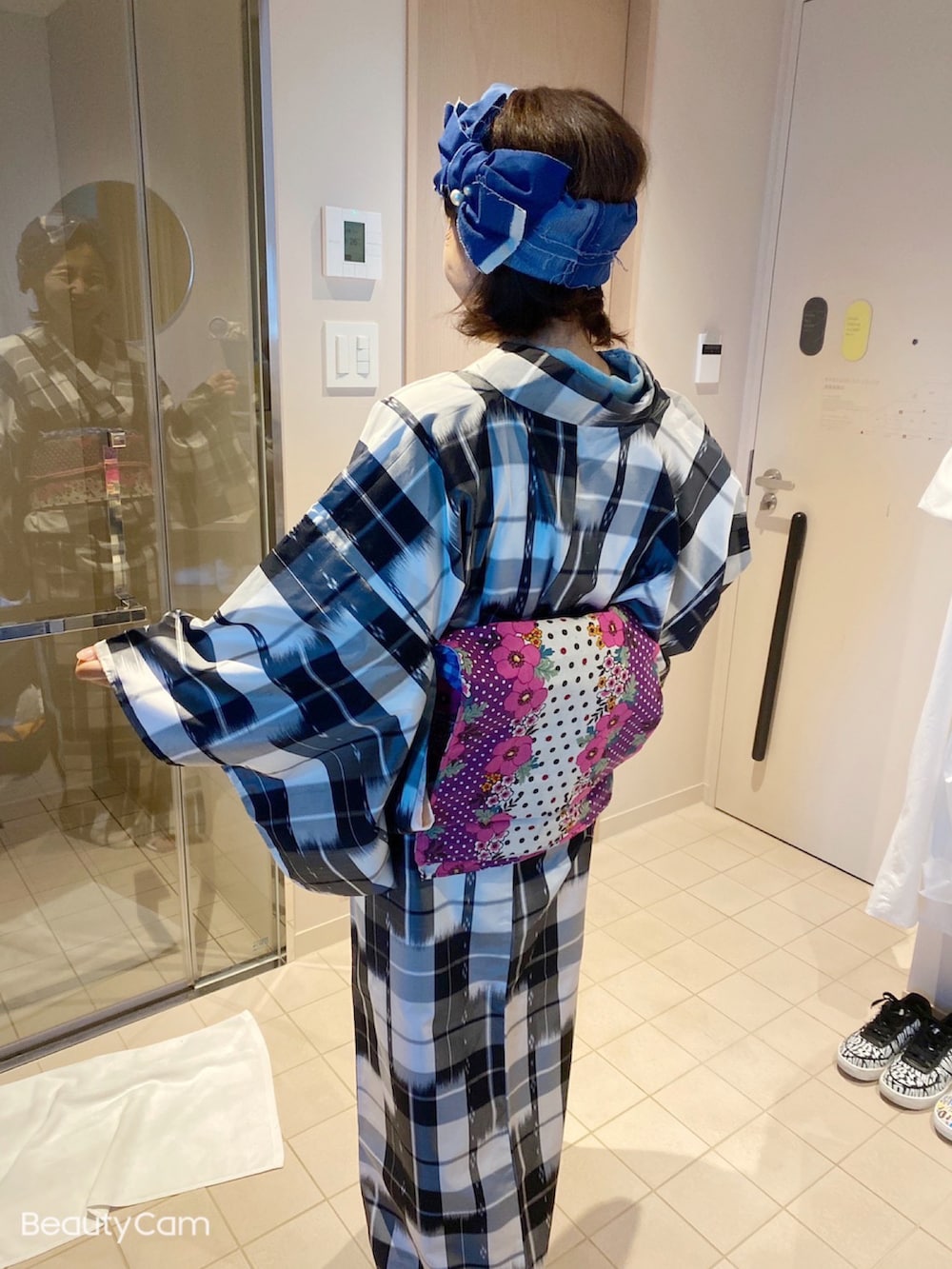 イエロー系のブーツ、ブラック系の着物、ブルー系のヘアバンドを着用したレディースの秋コーディネートの2枚目の写真