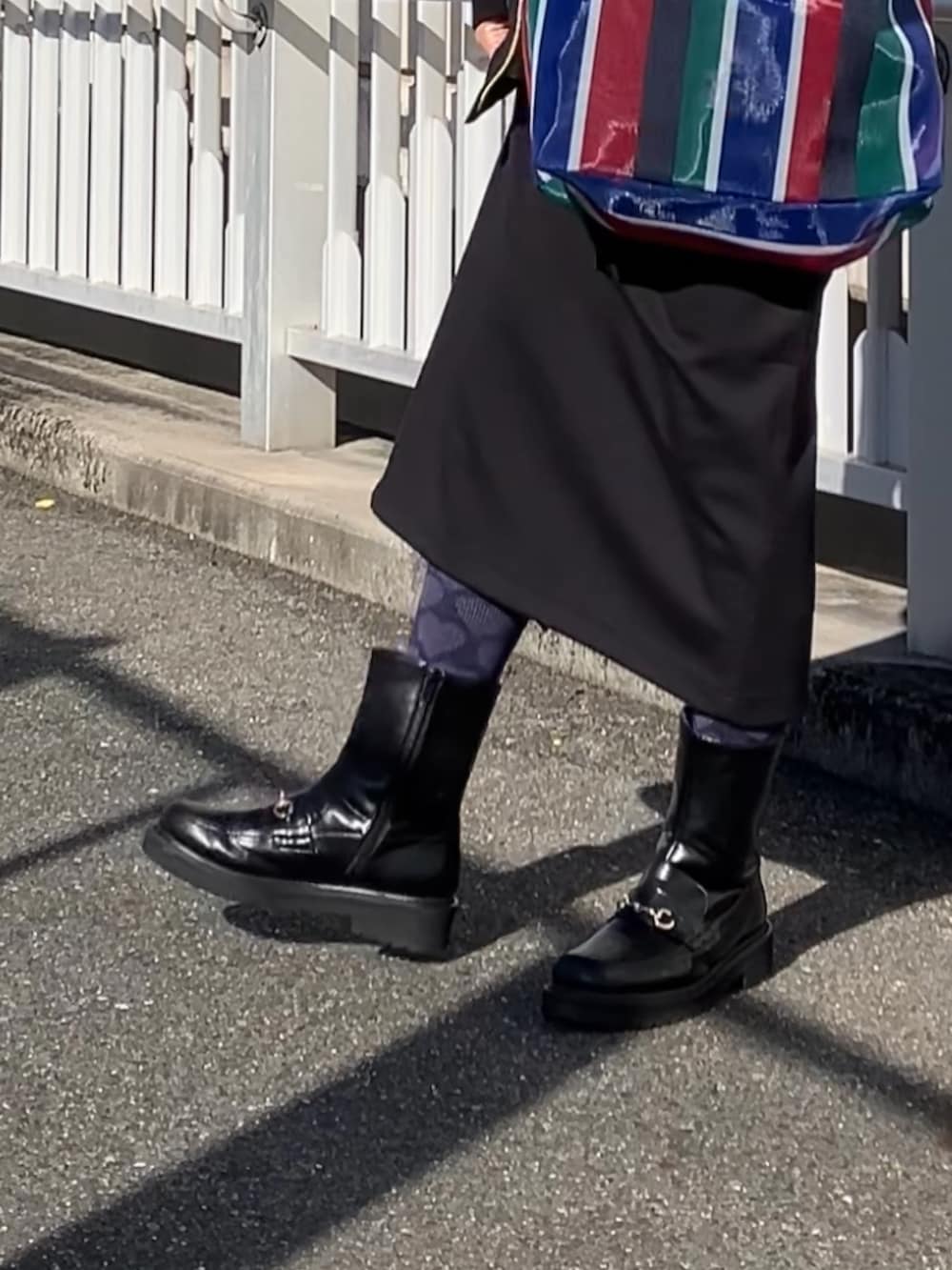 ブラック系のダウンジャケット/コートを着用したレディースの冬コーディネートの2枚目の写真