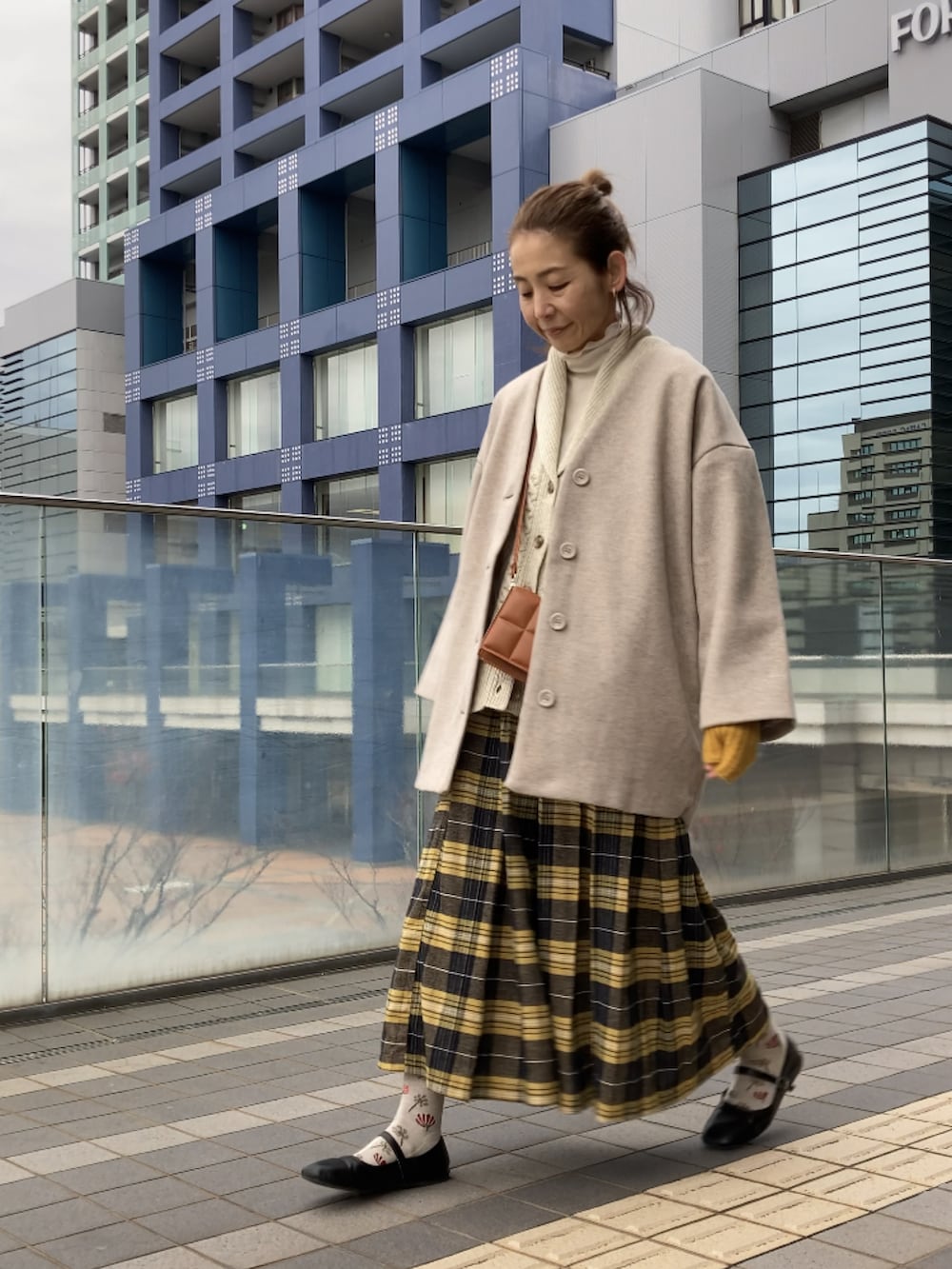 「大人カジュアル、ウール、ショールカラー、カーティガン、クレアデリス、Crea delice、柄ソックス、ウールソックス、Sockwell、ソックウェル、柄オン柄」|「ap retroのノーカラーVネックミディコート(ノーカラーコート、ベージュ系)」を使った、まゆみんさん(レディース・160cm)の冬コーディネートの5枚目の写真