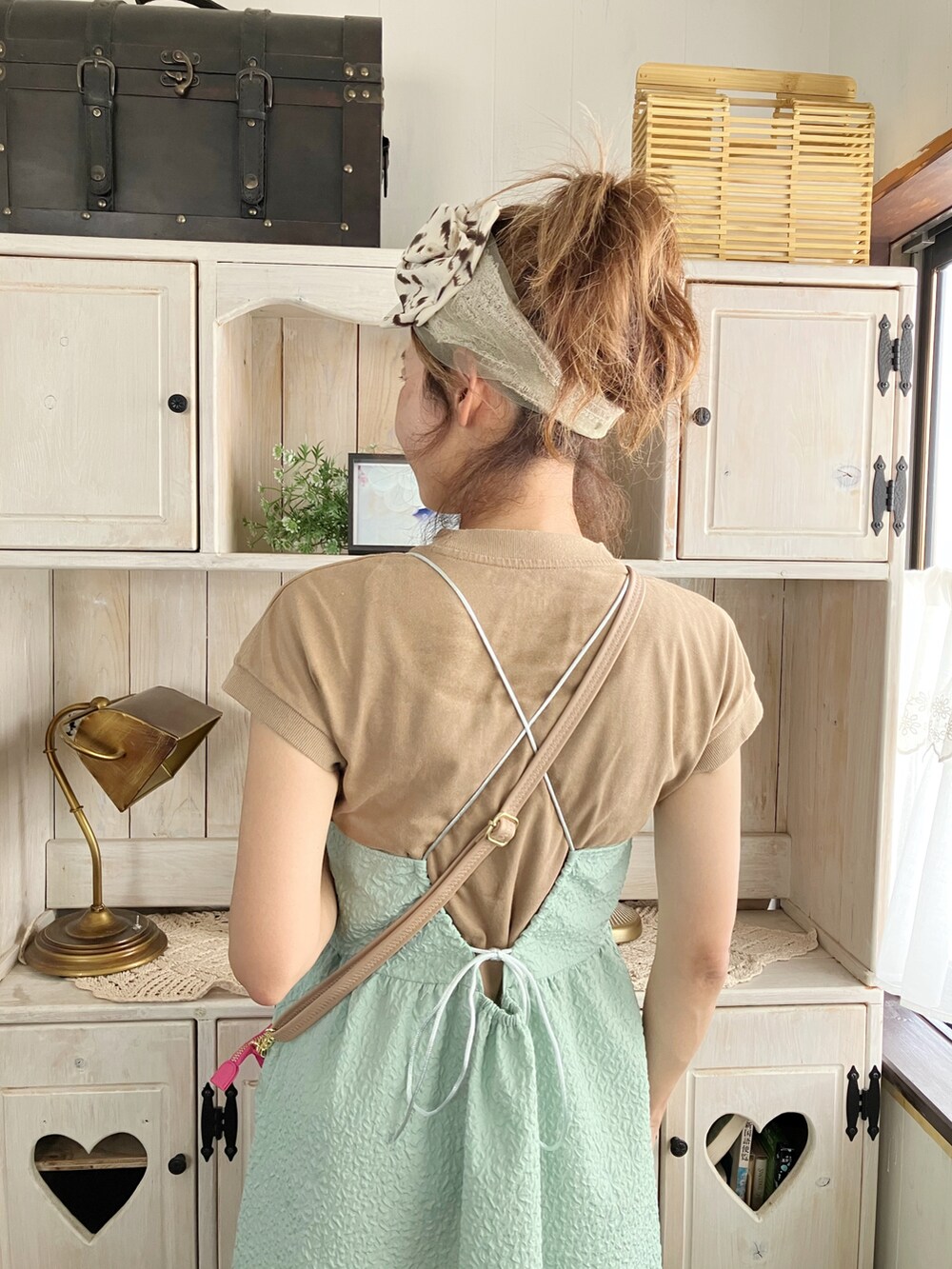 グリーン系のワンピース、ピンク系のショルダーバッグ、ピンク系のソックス/靴下を着用したレディースの夏コーディネートの3枚目の写真