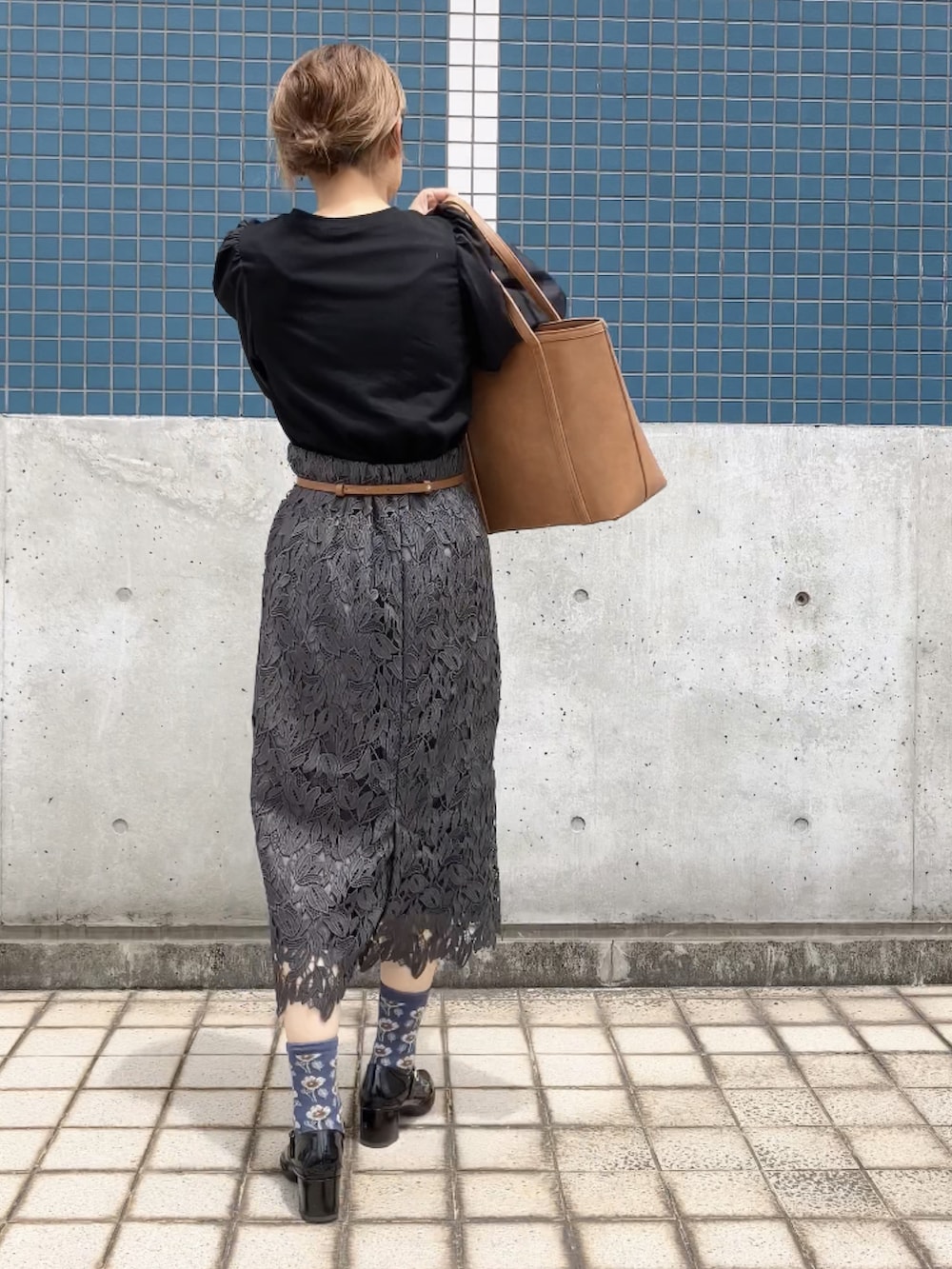 ブラック系のTシャツ/カットソー、その他のスカート、ブラック系のシューズを着用したレディースの夏コーディネートの2枚目の写真