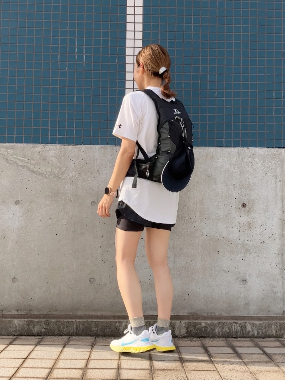 ブルー系のワンピース/ドレス、ブラック系のサンダル、レッド系のトートバッグを着用したレディースの夏コーディネートの4枚目の写真