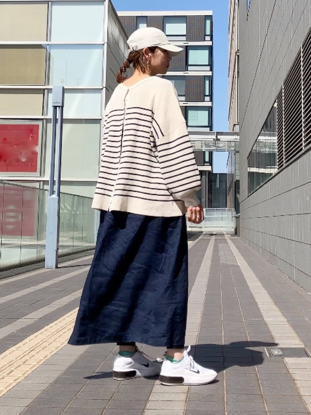 ブルー系のワンピース/ドレス、ブルー系のカーディガン/ボレロ、ベージュ系のキャップを着用したレディースの春コーディネートの2枚目の写真