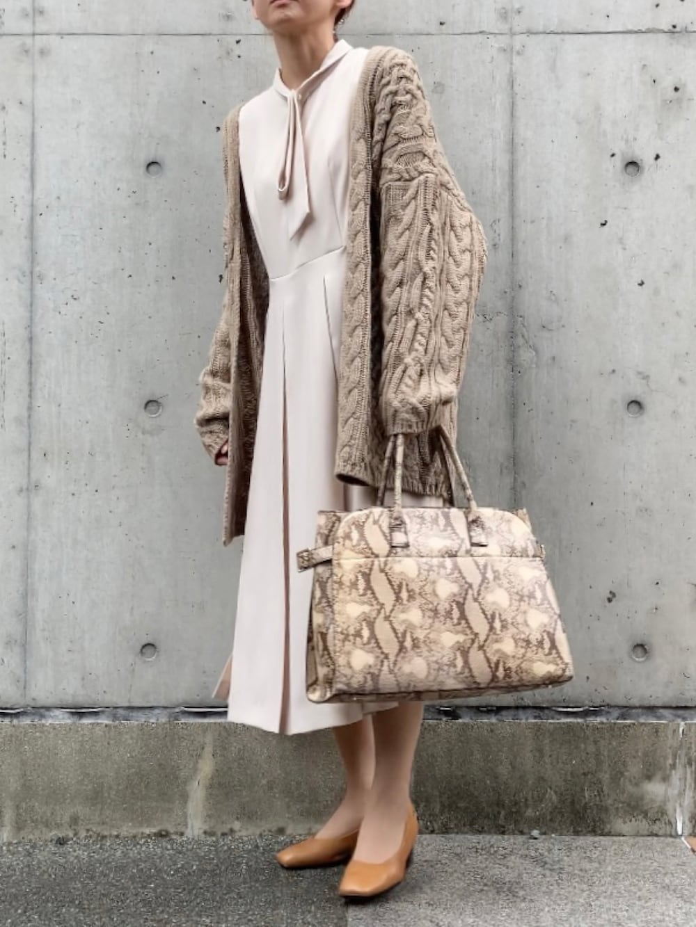 ベージュ系のカーディガン/ボレロ、その他のバッグ、ベージュ系のパンプスを着用したレディースの秋コーディネートの2枚目の写真