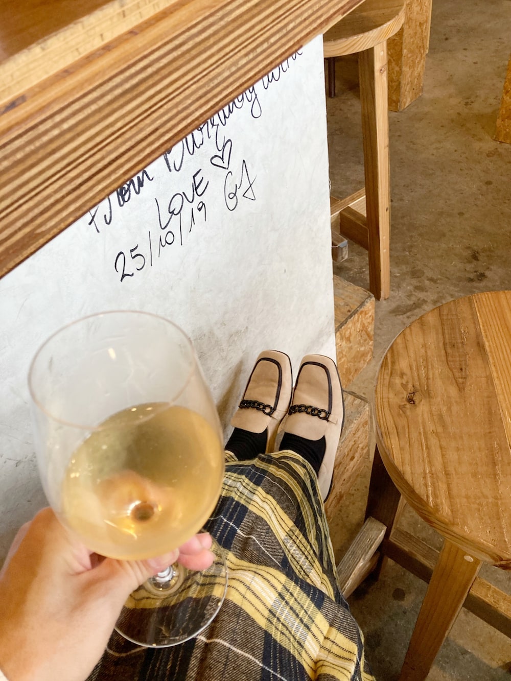 ベージュ系のシューズ、ブラック系のジャケット/アウター、イエロー系のスカートを着用したレディースの秋コーディネートの2枚目の写真