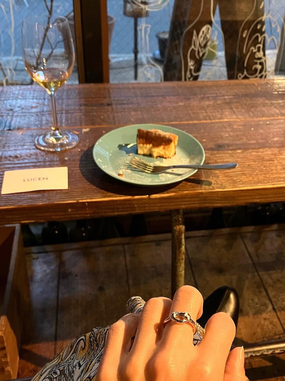 ブラック系のダウンジャケット/コート、イエロー系のワンピース、ブラック系のブーツを着用したレディースの冬コーディネートの2枚目の写真