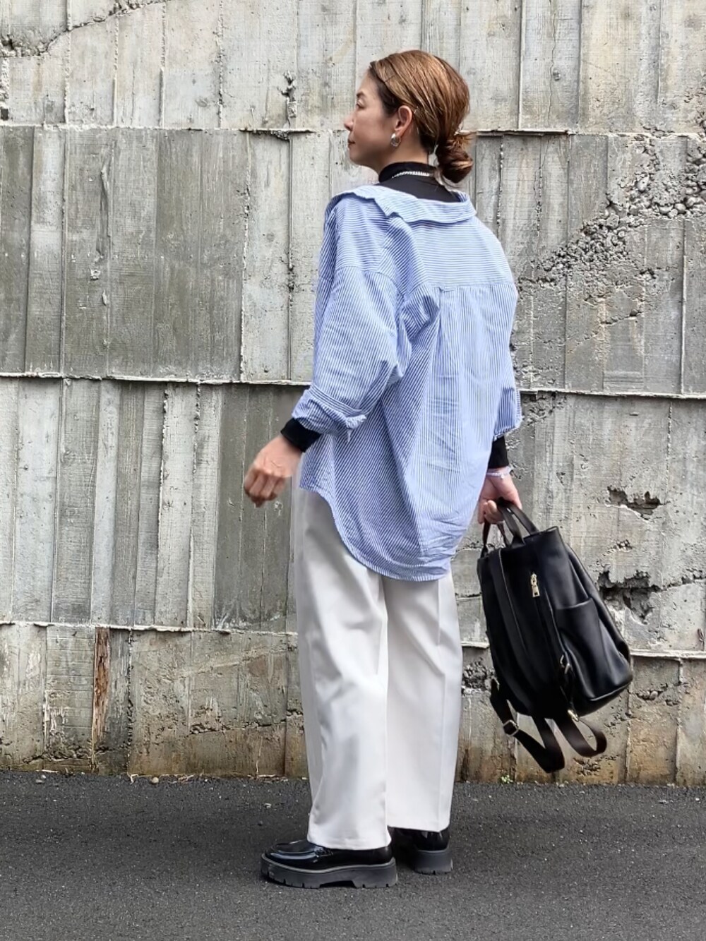 ホワイト系のその他パンツ、ブルー系のシャツ/ブラウス、ブラック系のトップスを着用したレディースの冬コーディネートの2枚目の写真