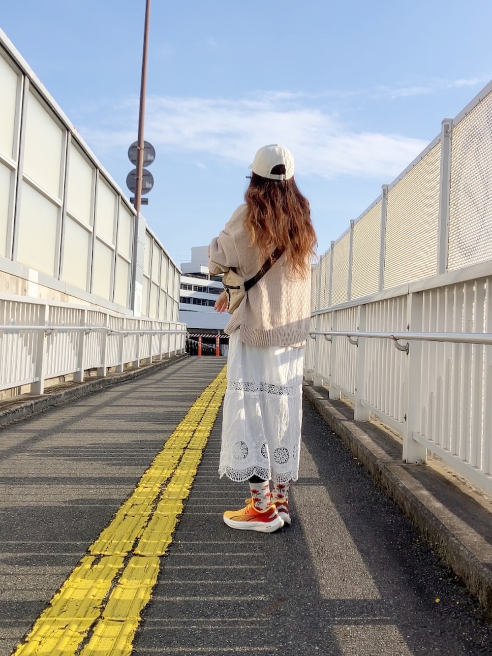 その他のショルダーバッグ、ベージュ系のニット/セーター、ベージュ系のキャップを着用したレディースの冬コーディネートの3枚目の写真