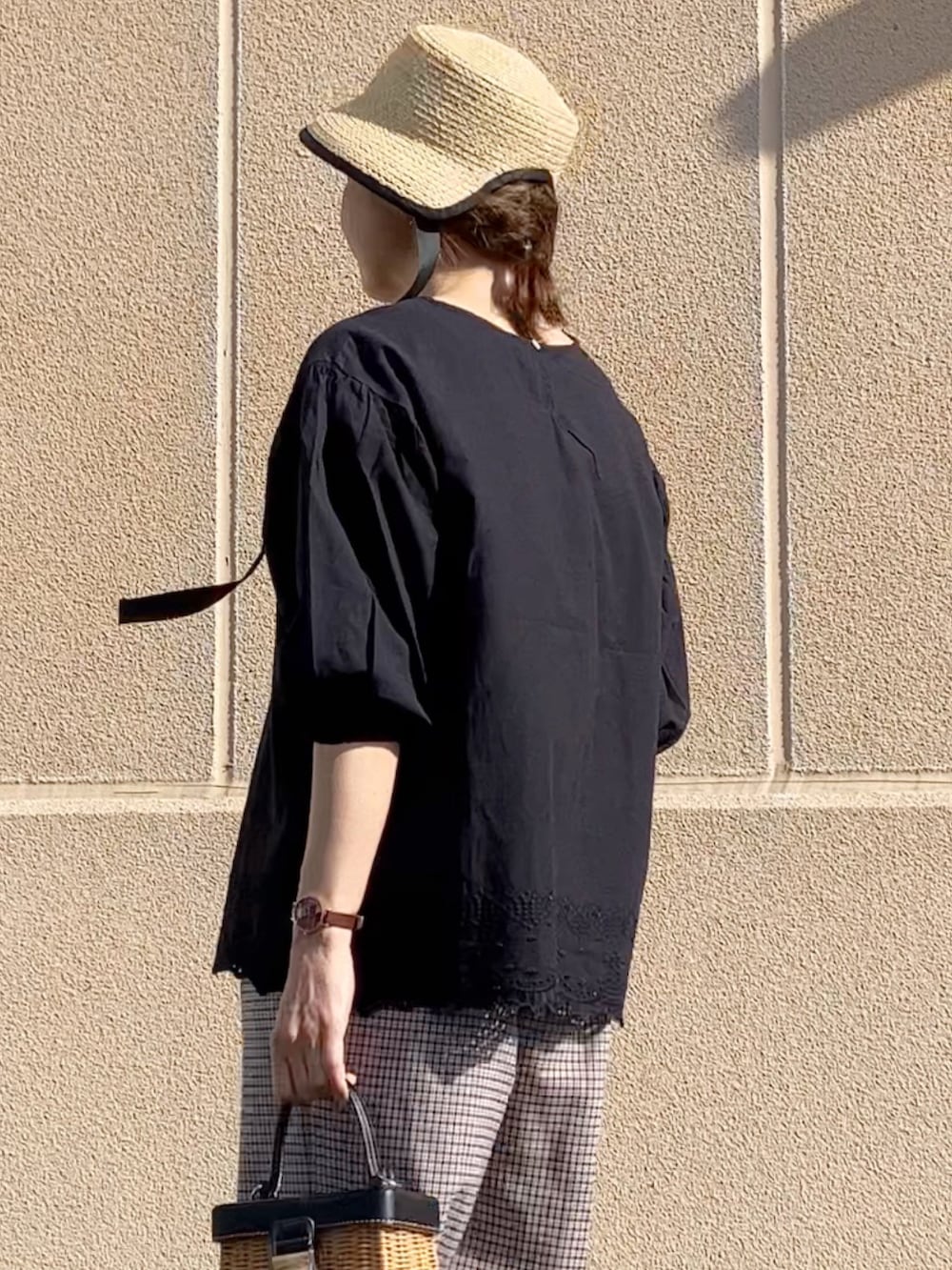 ブラウン系のスーツセット、ブラック系のシャツ/ブラウス、ブラック系のサンダルを着用したレディースの春コーディネートの3枚目の写真