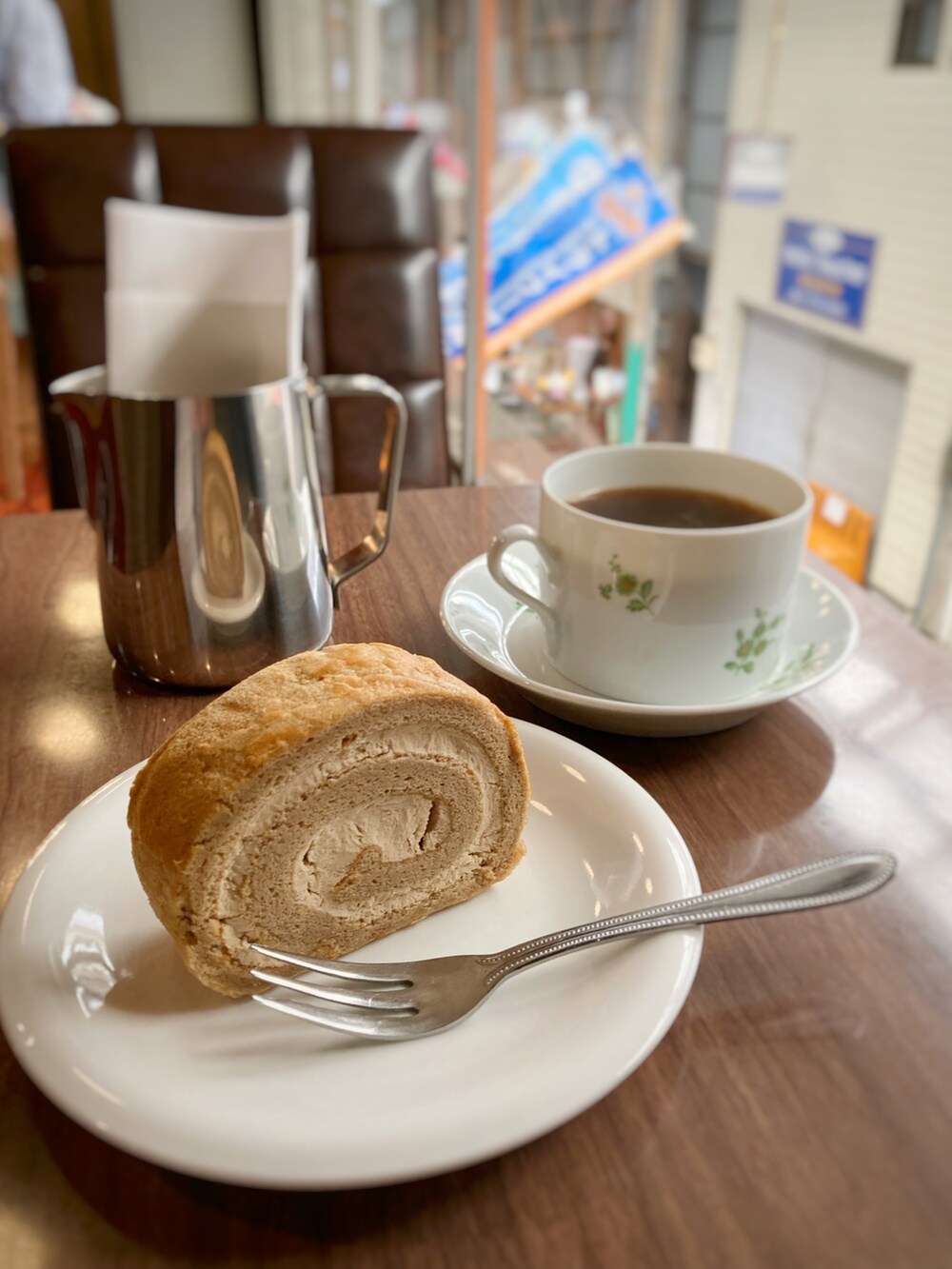 ブラウン系のワンピース、ホワイト系のTシャツ/カットソー、ブラック系のデニムパンツを着用したレディースの夏コーディネートの3枚目の写真