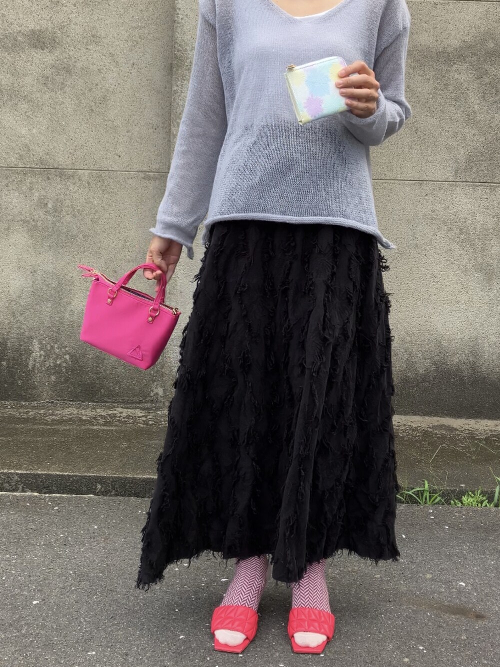 グレー系のその他トップス、ピンク系のショルダーバッグ、ブラック系のスカートを着用したレディースの夏コーディネートの2枚目の写真