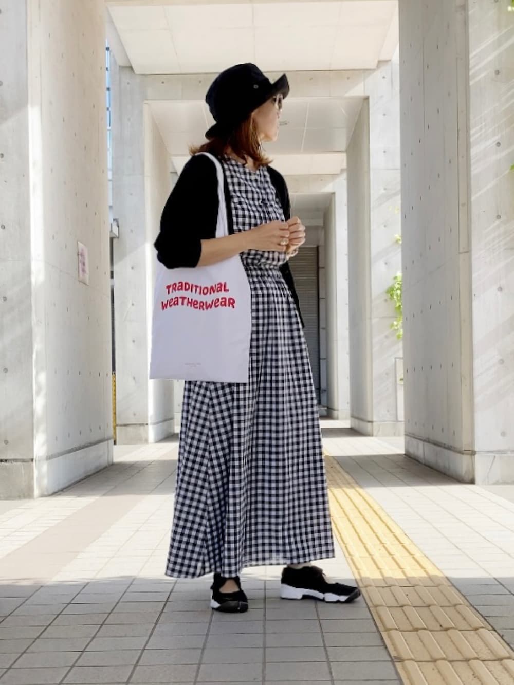 その他のワンピース、ブラック系のカーディガン/ボレロ、ブラック系のサンダルを着用したレディースの夏コーディネートの2枚目の写真