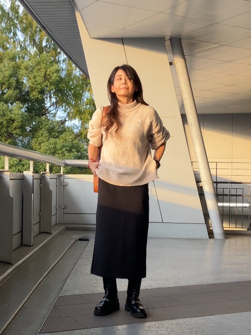 ベージュ系のニット/セーターを着用したレディースの秋コーディネートの3枚目の写真