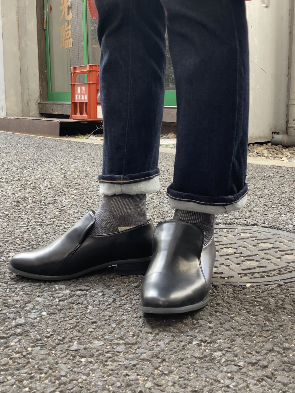 レッド系のダウンジャケット/コート、ブルー系のデニムパンツ、ブラック系のローファーを着用したレディースの冬コーディネートの4枚目の写真