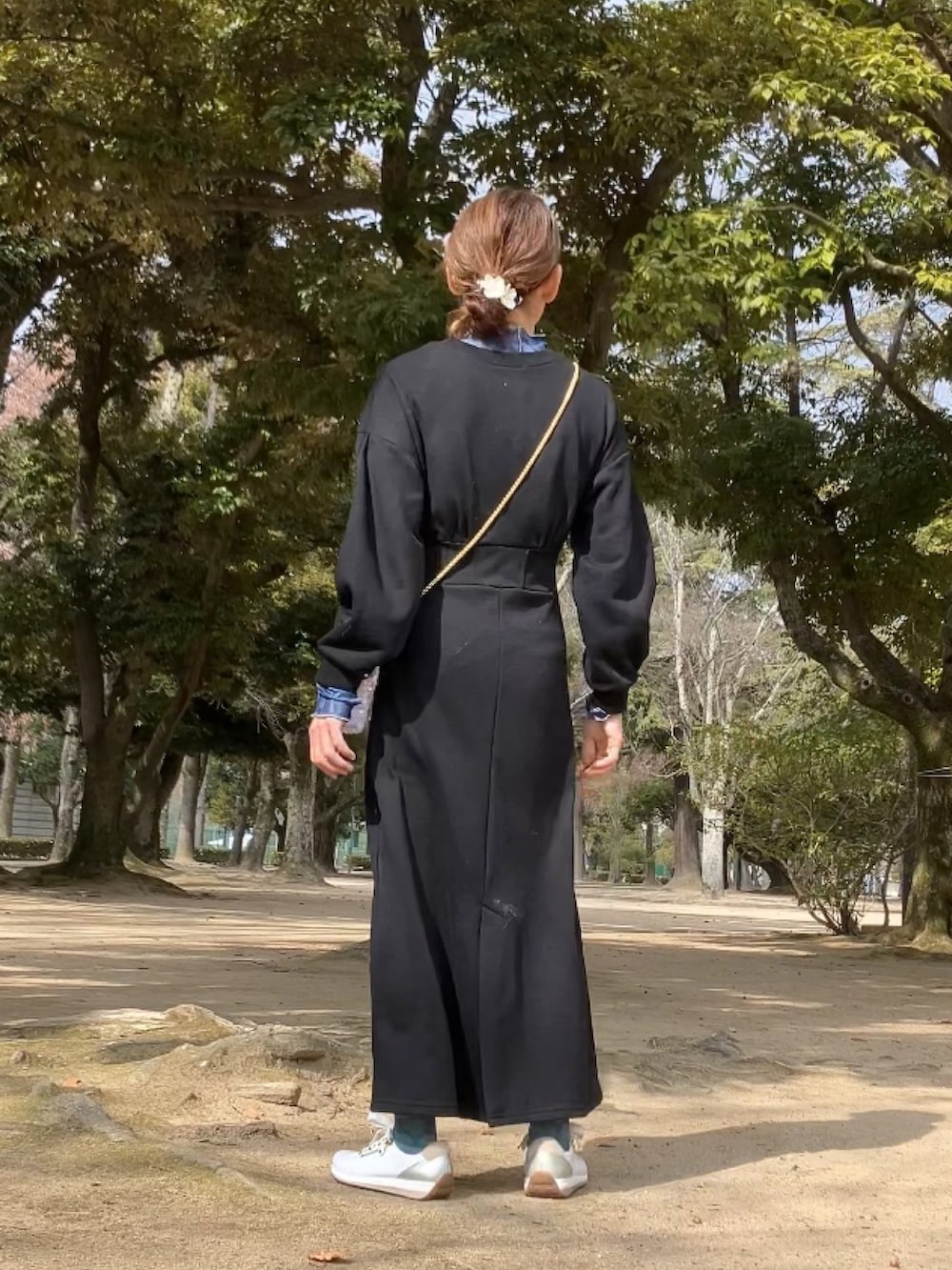 ブラック系のワンピース、ブルー系のTシャツ/カットソー、ホワイト系のハンドバッグを着用したレディースの冬コーディネートの4枚目の写真