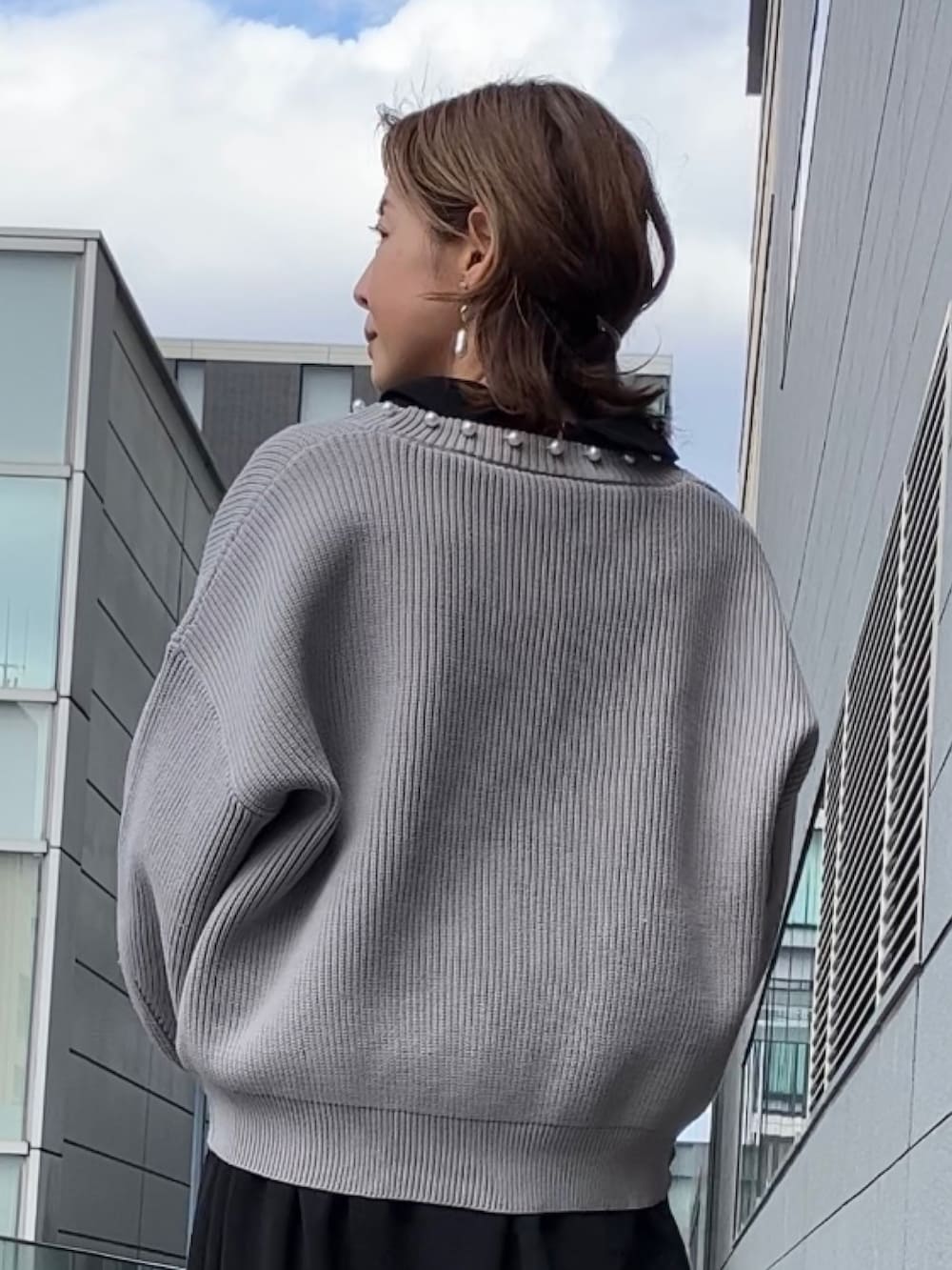 ブラック系のワンピース/ドレス、グレー系のカーディガン/ボレロ、ブラック系のモカシン/デッキシューズを着用したレディースの冬コーディネートの4枚目の写真