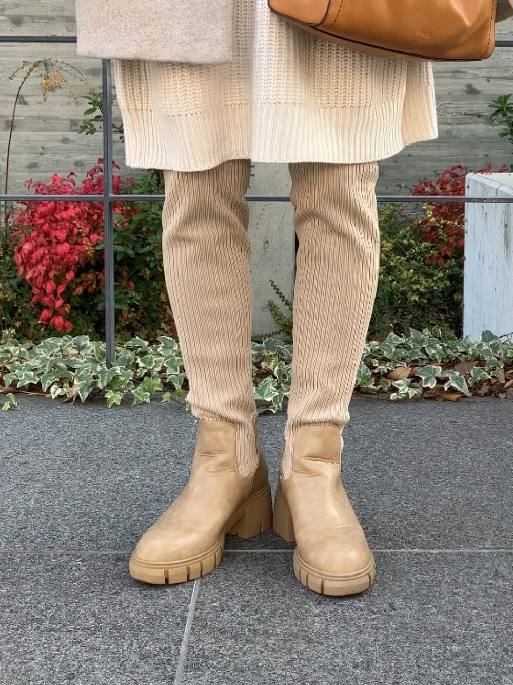 「ニーハイブーツ、new bella、冬のコーデ、ミニワンピ、ニットワンピース、ヘアバンド、淡色コーデ、40代ファッション」｜「New BellaのBritish Style Chunky Heeled Thick-soled Boots（ブーツ、ベージュ系）」を使った、まゆみんさん（レディース・160cm）の冬コーディネートの5枚目の写真