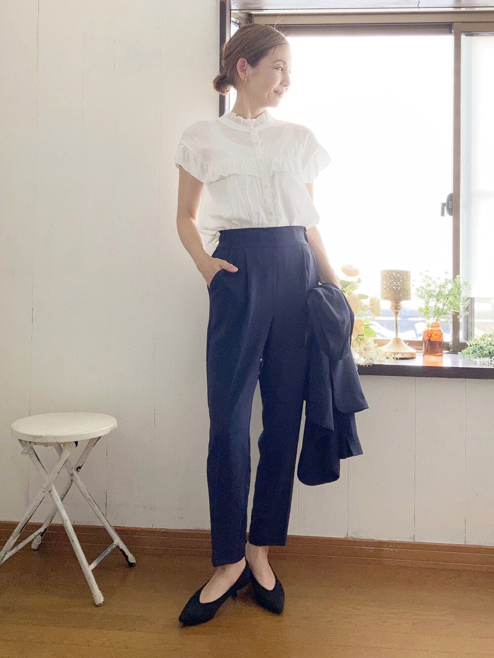 ブルー系のスーツセット、ホワイト系のシャツ/ブラウス、ブラック系のパンプスを着用したレディースの夏コーディネートの2枚目の写真