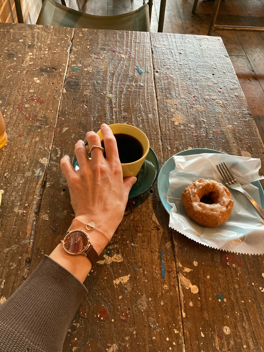 ブラック系のスーツセット、パープル系のカーディガン/ボレロ、ブラック系のスカートを着用したレディースの秋コーディネートの5枚目の写真